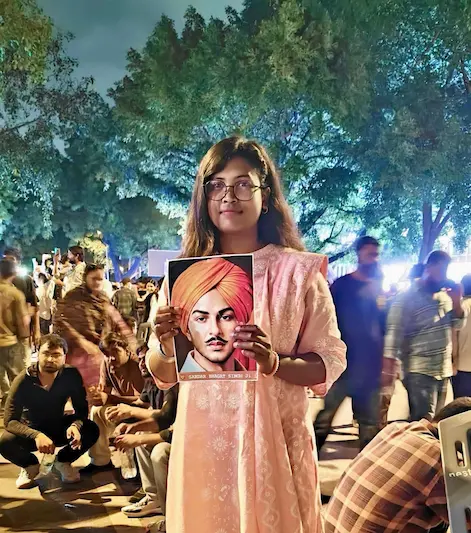 छात्रों की आवाज़ बुलंद करने जंतर-मंतर पहुँचीं जशपुर की जिला पंचायत सदस्य आशिका कुजूर