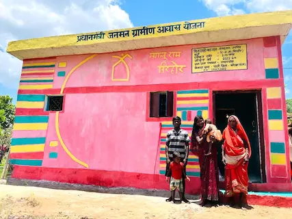 अब घास-फूस की छत सुधारने जंगल नहीं जाना पड़ता, पक्के घर में सुकून से रह रहा मंगलू बिरहोर का परिवार