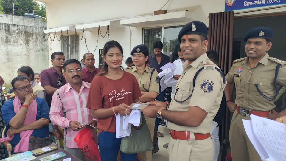 20 लाख से अधिक कीमत के चोरी-गुम मोबाइल पुलिस ने लौटाए, चेहरे पर लौटी मुस्कान