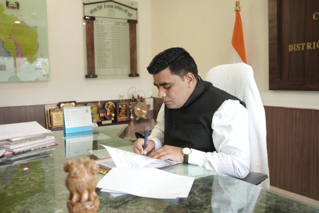 कलेक्टर ने दो राजस्व निरीक्षकों के मंडल प्रभार में किया बदलाव