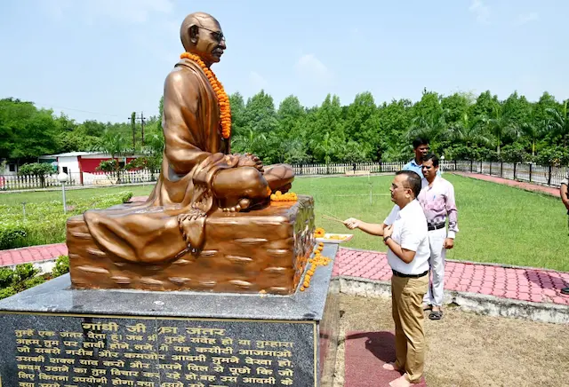 राष्ट्रपिता महात्मा गांधी की जयंती पर कलेक्टर श्री महोबे ने किया नमन
