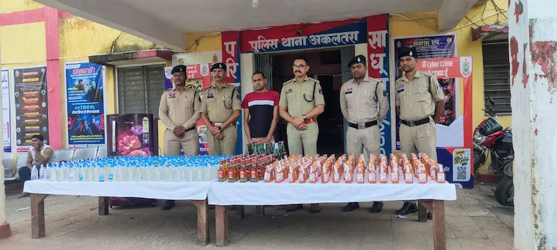 शुष्क दिवस पर अकलतरा पुलिस की बड़ी कार्रवाई, घर में छिपाकर रखी 104 लीटर अवैध शराब जब्त