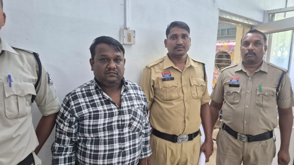 ₹7 लाख की धोखाधड़ी का आरोपी गिरफ्तार, रतनपुर बस स्टैंड से पुलिस ने दबोचा