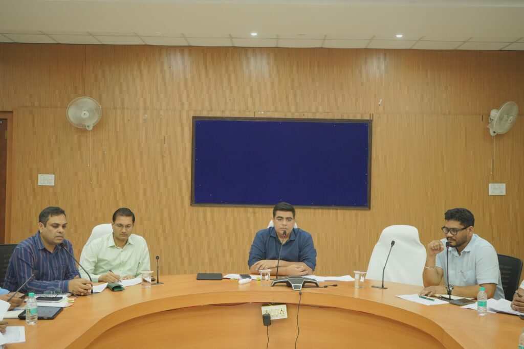 धान खरीदी की तैयारियों में लापरवाही न हो, किसानों के सभी खसरे एग्रीस्टैक में दर्ज करें: कलेक्टर कुणाल दुदावत