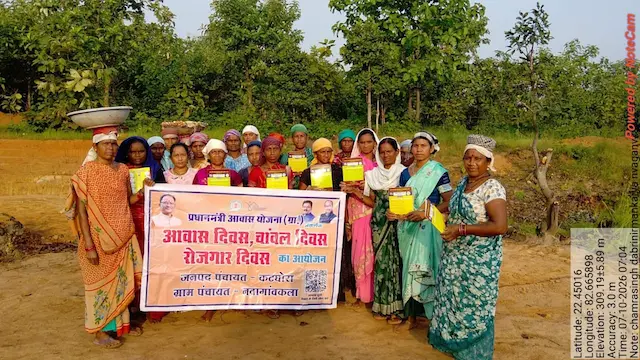 रोजगार दिवस में क्यू आर कोड स्कैन प्रणाली के विषय में ग्रामीणों को किया गया जागरूक