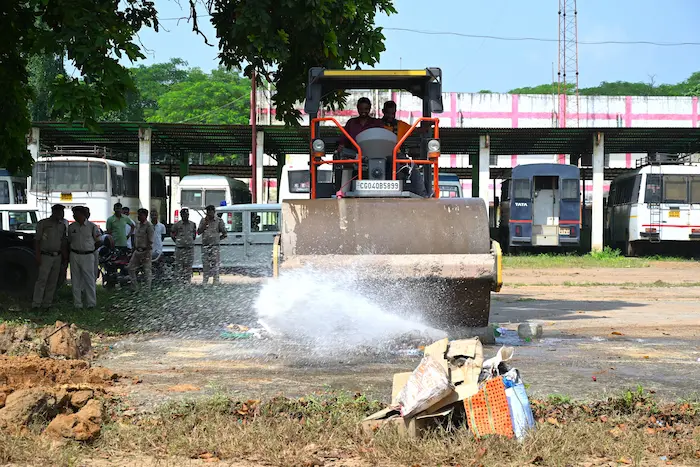 कोरबा पुलिस की बड़ी कार्रवाई: 71 प्रकरणों में जब्त 398.80 लीटर मदिरा नष्ट