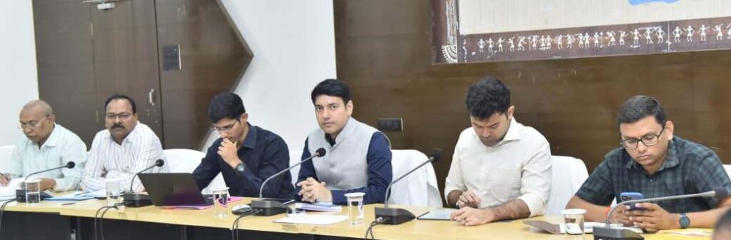 बाढ़ से फसल क्षति के प्रकरणों को जल्द निराकरण करें- कलेक्टर आकाश छिकारा