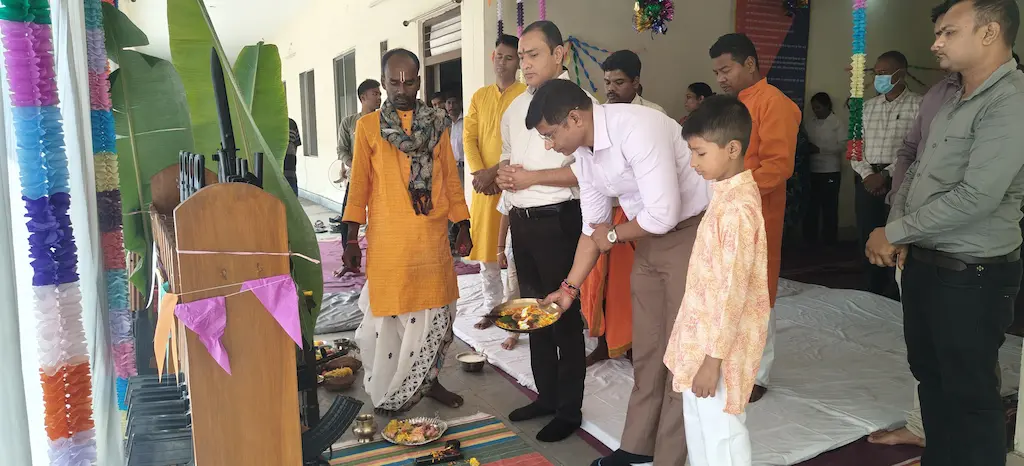 विजयदशमी पर रायगढ़ पुलिस लाइन में वैदिक मंत्रोच्चार के साथ हुआ शस्त्र पूजन