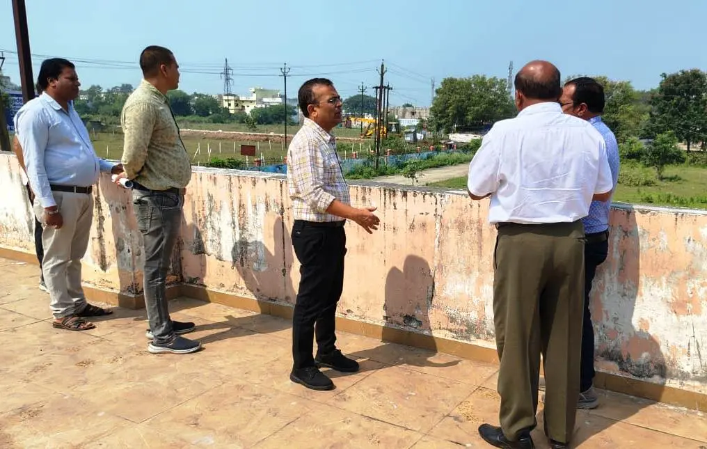 कलेक्टर जन्मेजय महोबे ने ऑडिटोरियम मरम्मत कार्य का किया निरीक्षण