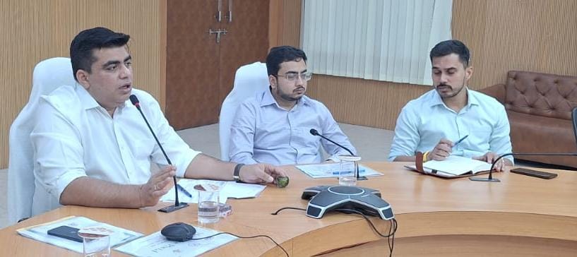 कलेक्टर की अध्यक्षता में प्रोजेक्ट मॉनिटरिंग ग्रुप की बैठक आयोजित