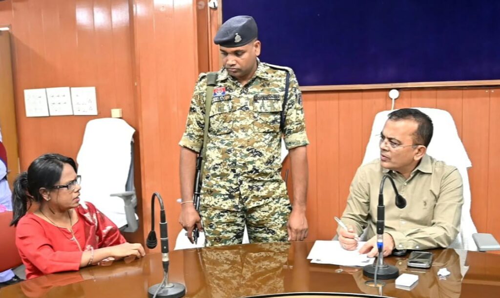कलेक्टर जन्मेजय महोबे ने नागरिकों की मांगों एवं समस्याओं को सुनकर त्वरित निराकरण के दिए निर्देश
