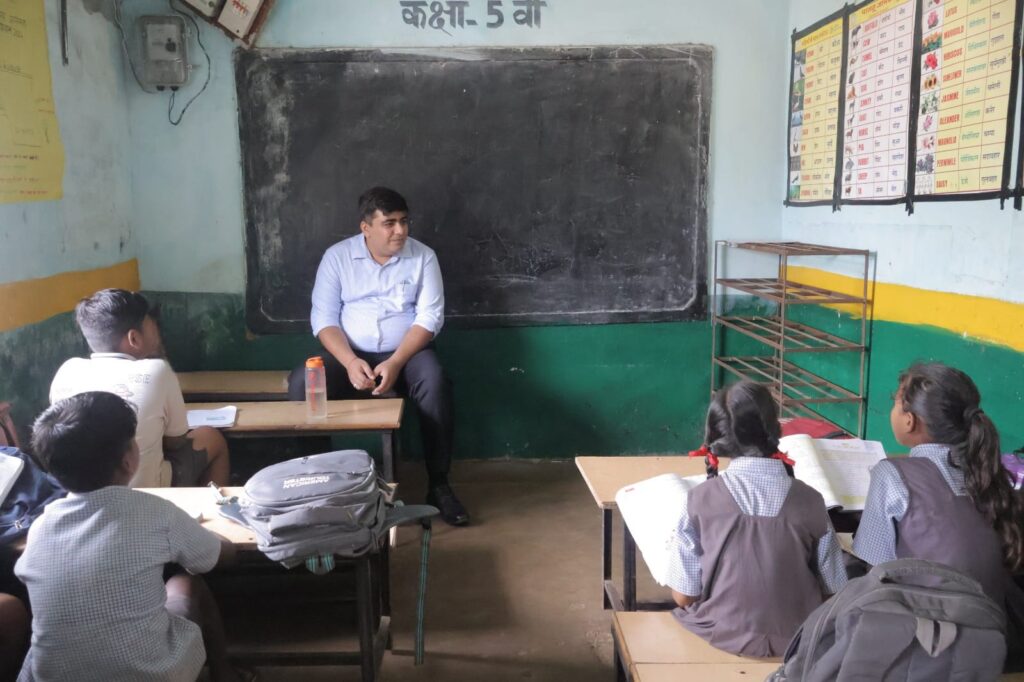 कलेक्टर ने शिक्षक बनकर बच्चों की ली कक्षा, पढ़ाई और स्कूल की सुविधाओं पर किया संवाद