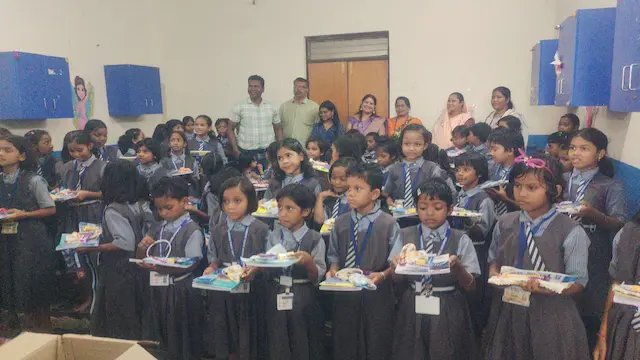 नवरात्रि के पावन अवसर पर शासकीय प्राथमिक शाला बाहनपाठ में कन्याभोज का आयोजन, बालिकाओं को भेंट किए गए उपहार